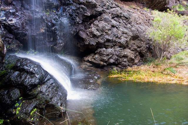El Charco Azul, Aguas termales en España