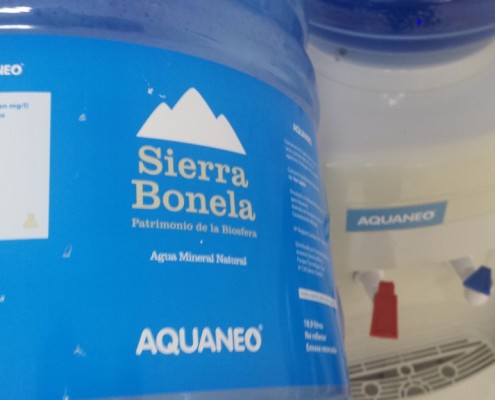 Etiqueta en las botellas de agua