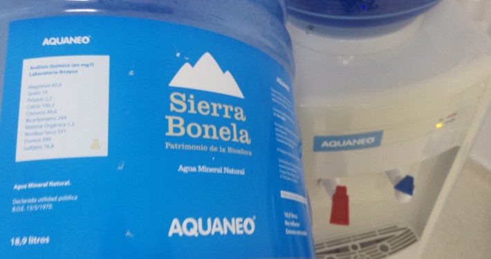 Etiqueta en las botellas de agua