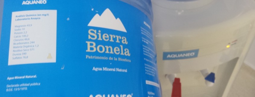 Etiqueta en las botellas de agua